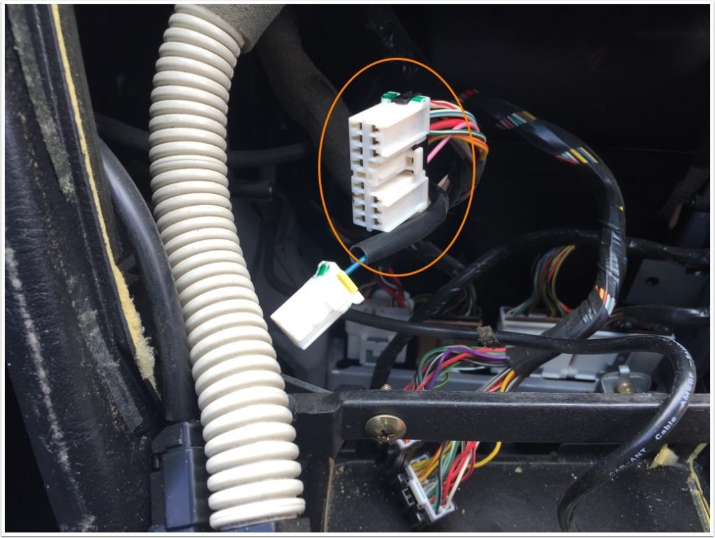 8e-wiring-harness-used-for-the-clarion-stereo-unit-in-a-mitsubishi-magna-tl-2004