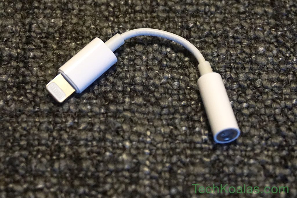 06b-iphone-7-lightning-to-headphone-jack-adapter